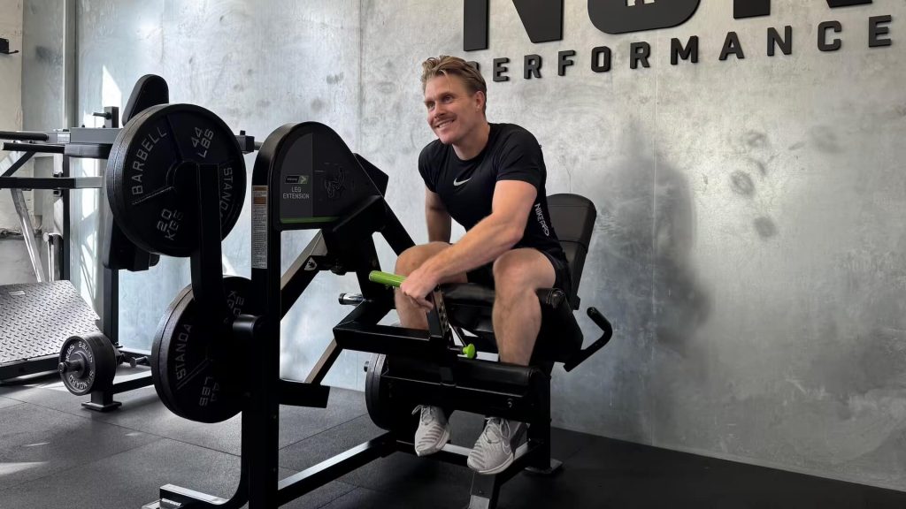 Licensed physiotherapist coaching a client through structured strength training at a private gym in Copenhagen